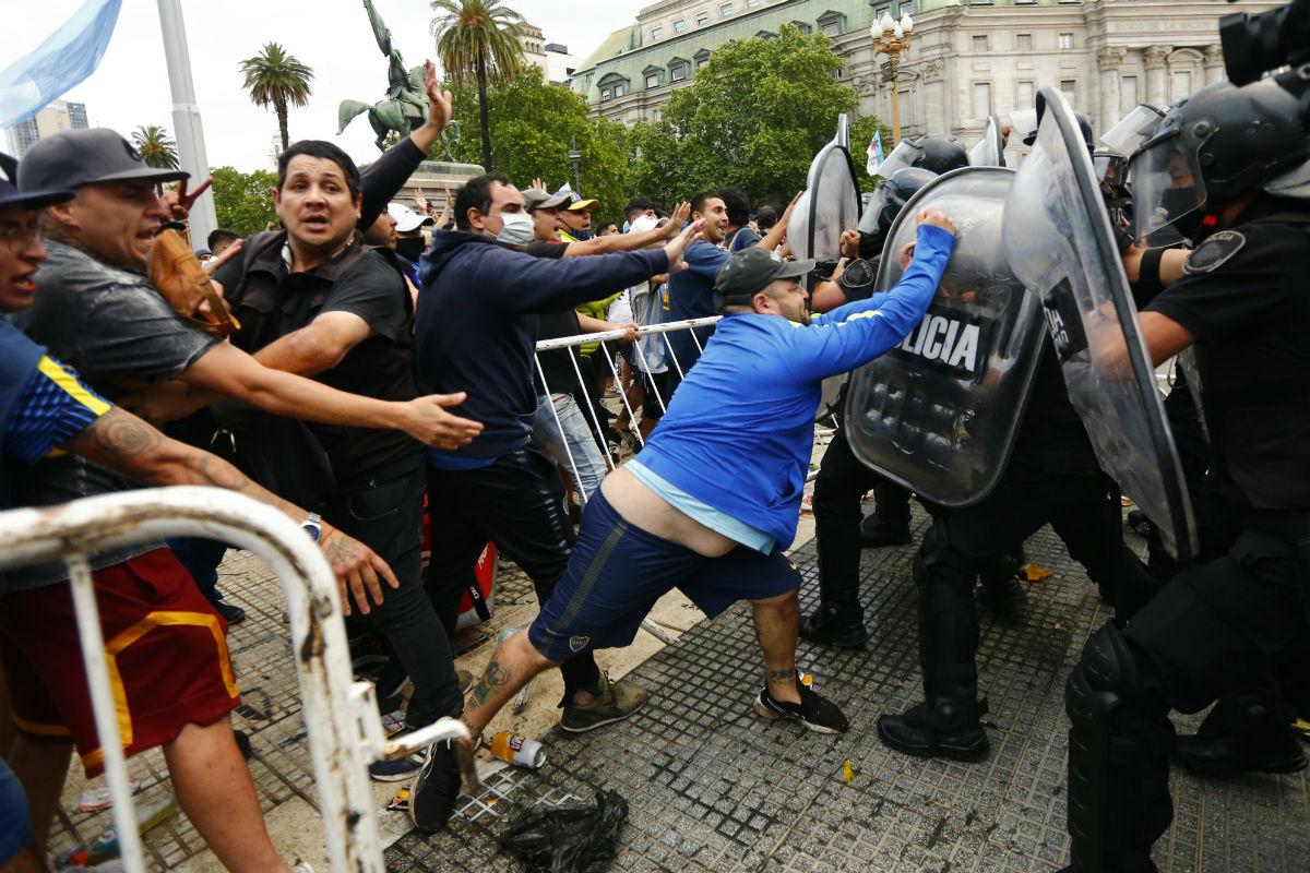 Fãs de Maradona entram em confronto com a polícia.