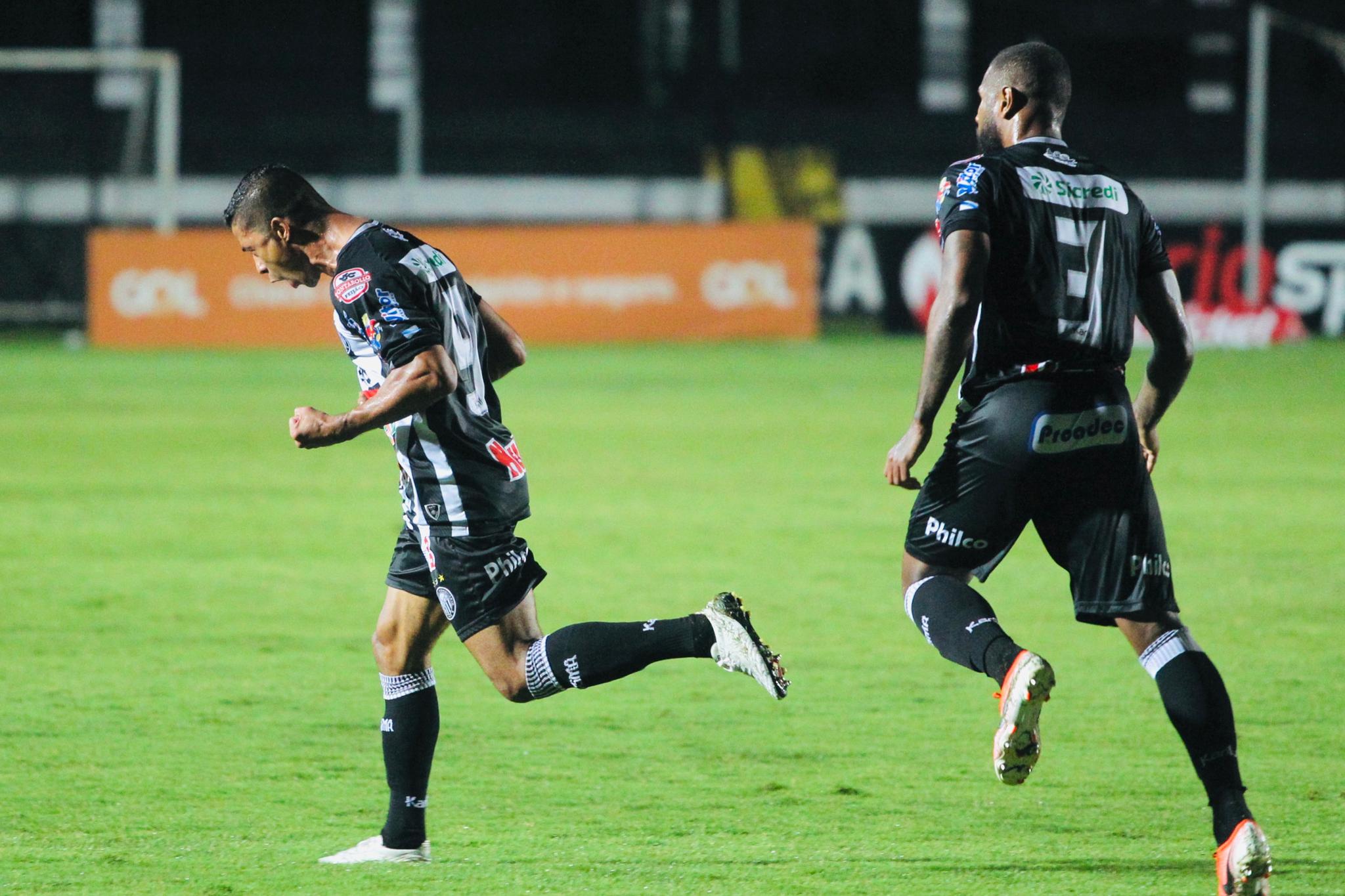 Ricardo Bueno comemora o gol da vitória do Operário sobre o Paraná Clube.