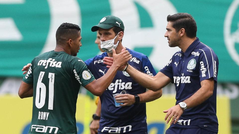 Rony fez dois gols e não comemorou. Abel Ferreira comanda a arrancada do Palmeiras.