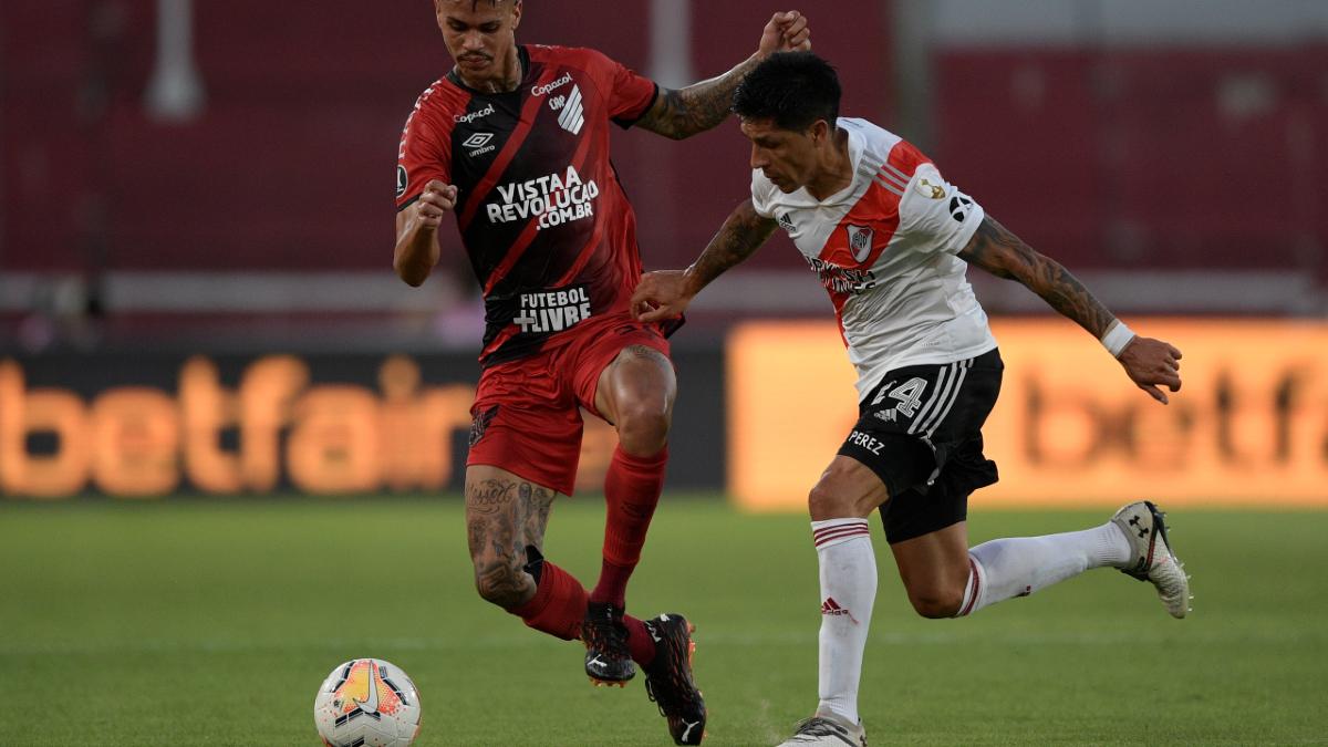 Richard briga pela bola com Enzo Pérez. River Plate x Athletico foi uma série emocionante e de dedicação máxima rubro-negra.