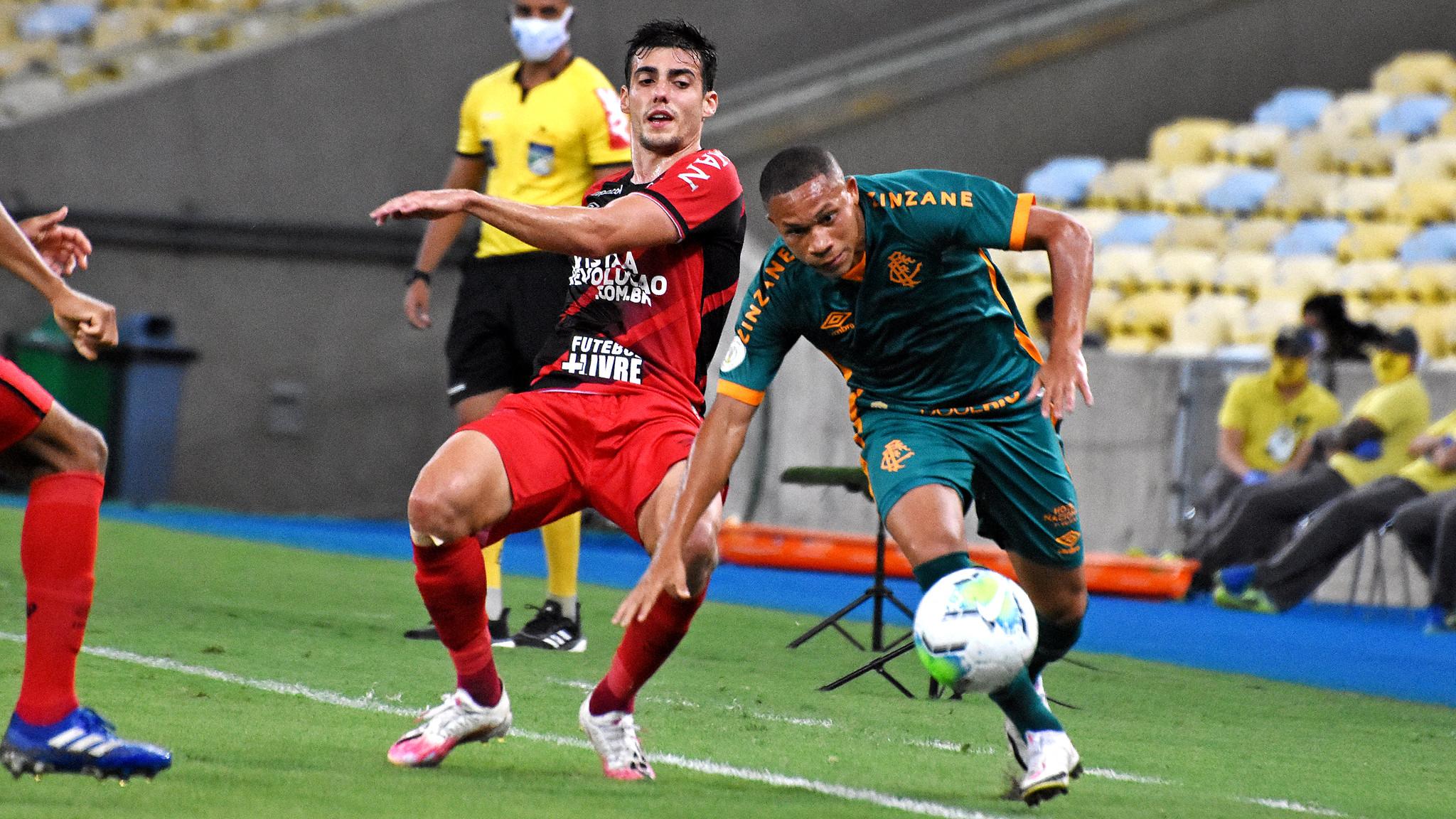 Léo Cittadini, que marcou o gol rubro-negro, na disputa com Wellington Silva. Fluminense x Athletico terminou com virada do time carioca.