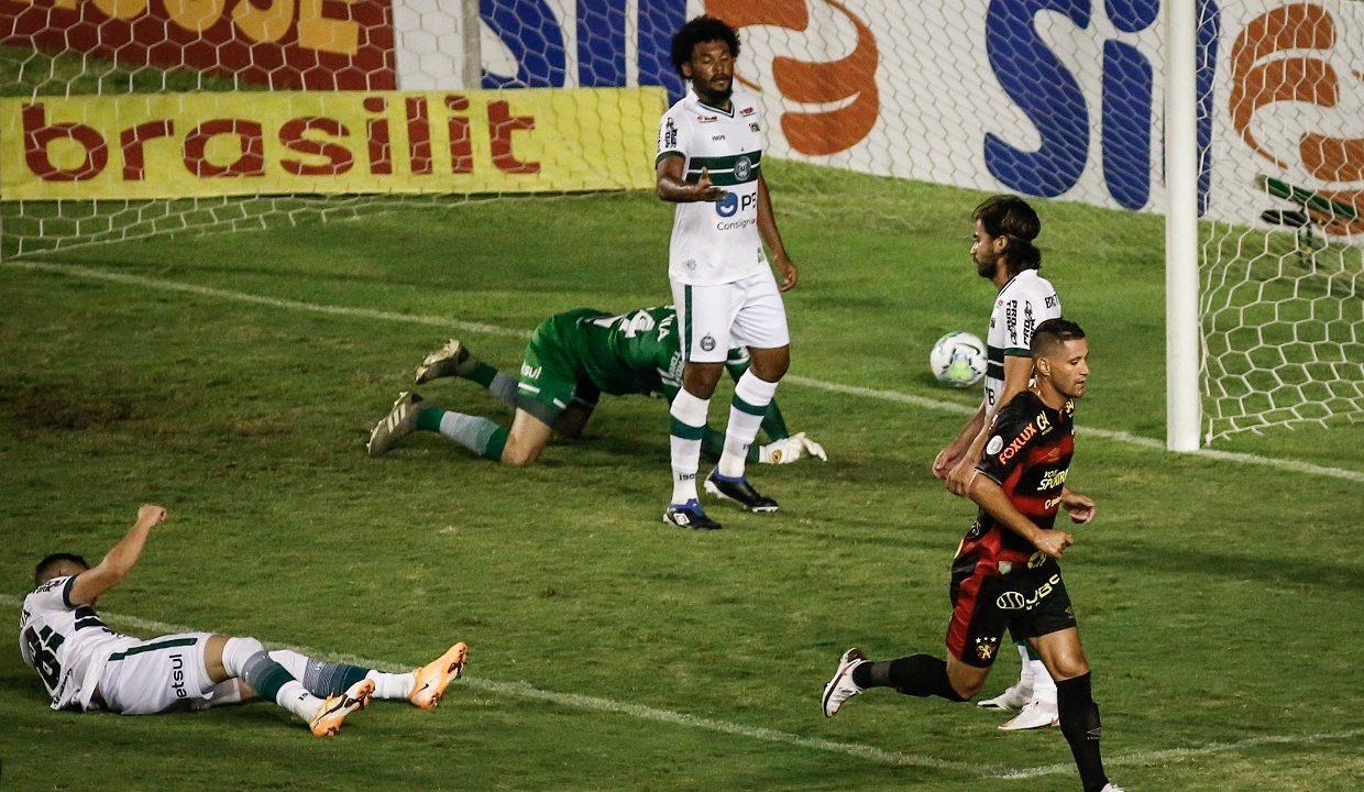 Thiago Neves comemora o gol da vitória do Sport sobre o Coritiba