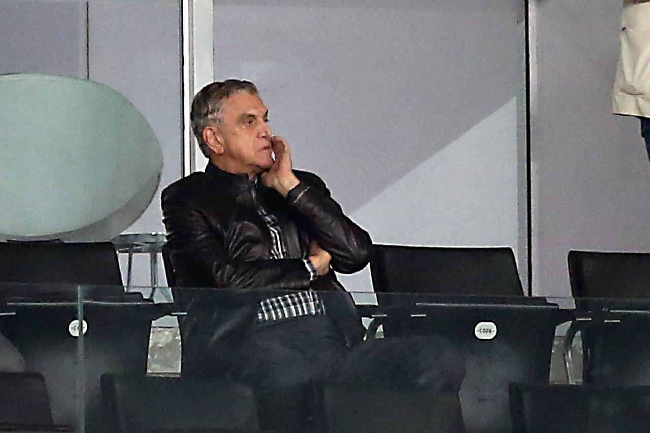 Como presidente do Athletico, Mário Celso Petraglia criou o cargo de CEO. Aí se nomeou o CEO e se licenciou da presidência.