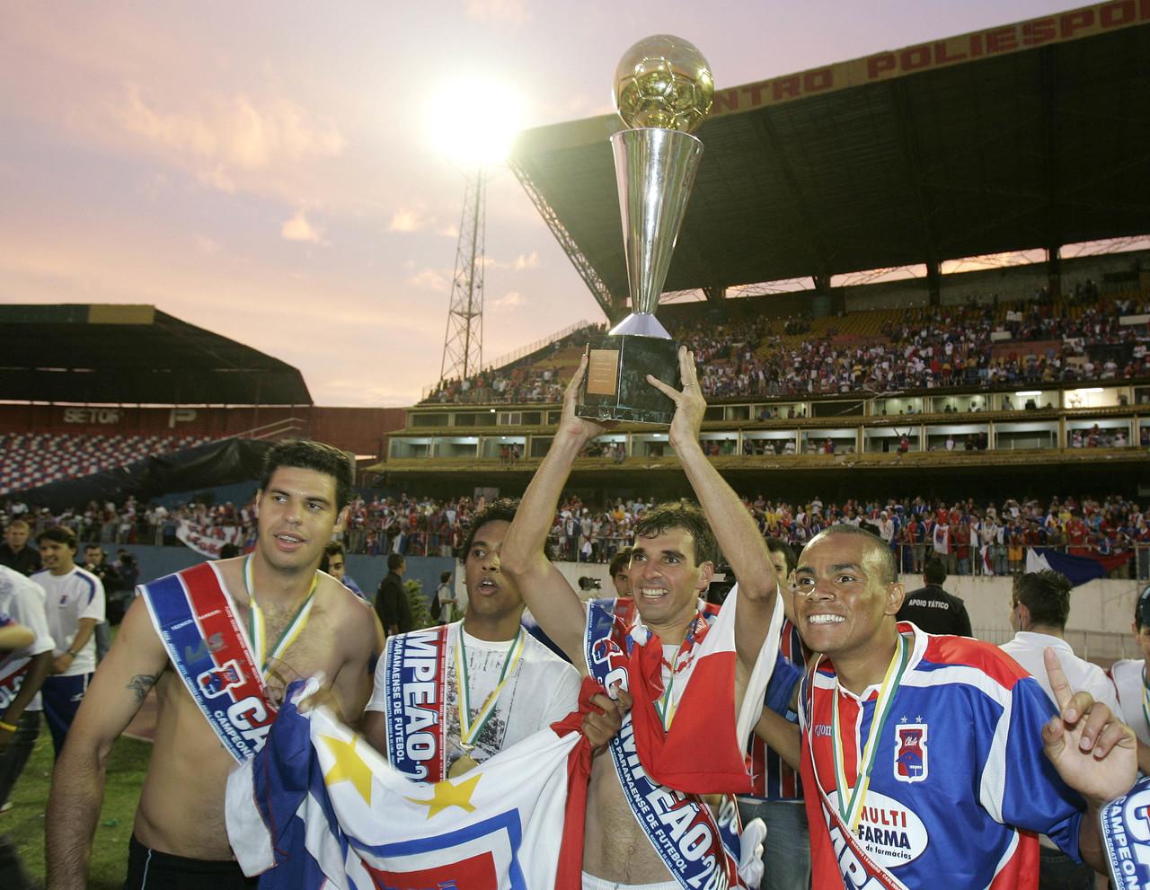 Beto (com a taça) era o capitão daquele time e confia que o Paraná pode ter dias melhores.