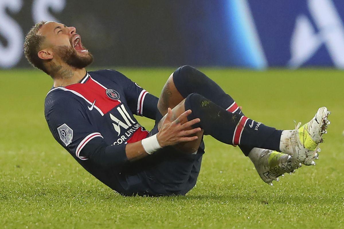 Neymar sofreu lesão no tornozelo contra o Lyon e não joga mais em 2020.