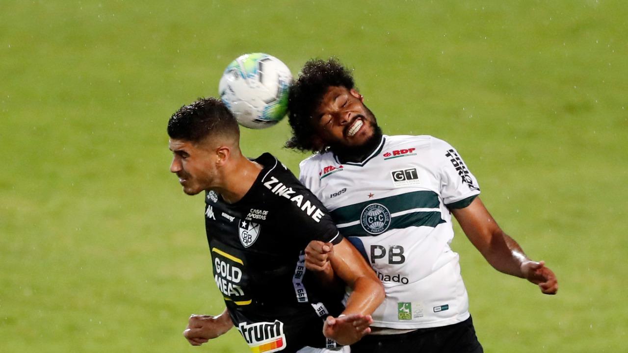 Sabino em disputa contra o Botafogo.