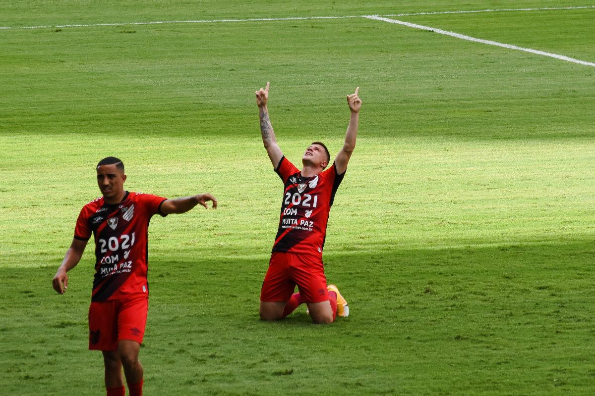 Renato Kayser comemora gol da vitória atleticana.