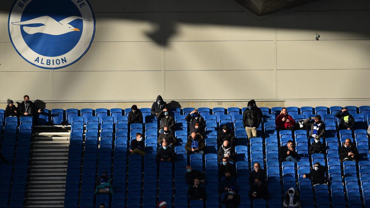 Público com distanciamento social na Inglaterra. Foto: AFP