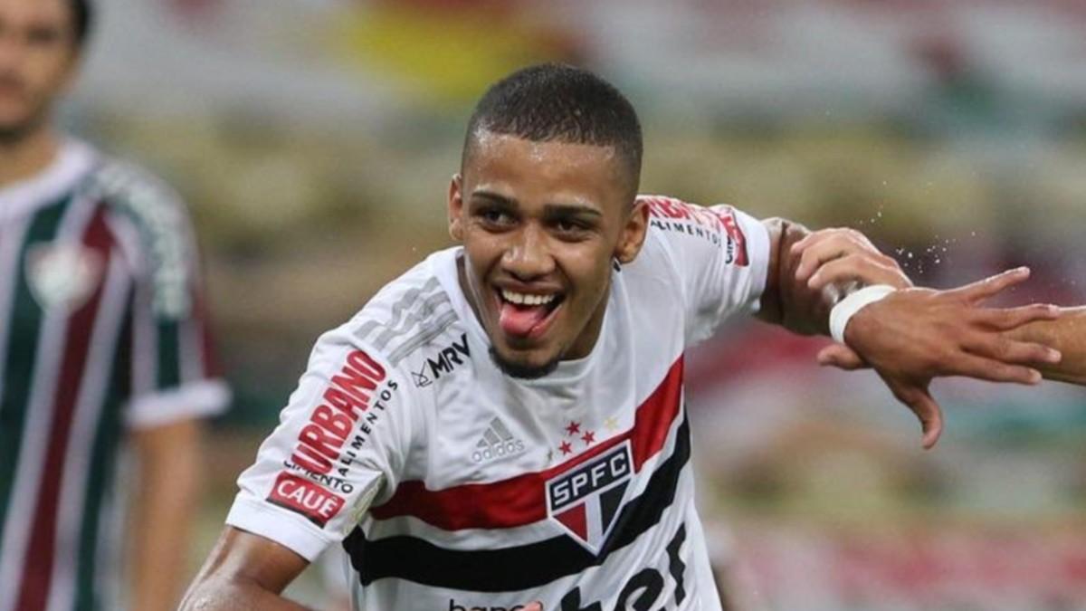 Com os dois gols de Brenner no Maracanã, São Paulo venceu o Fluminense e segue com larga vantagem na liderança.