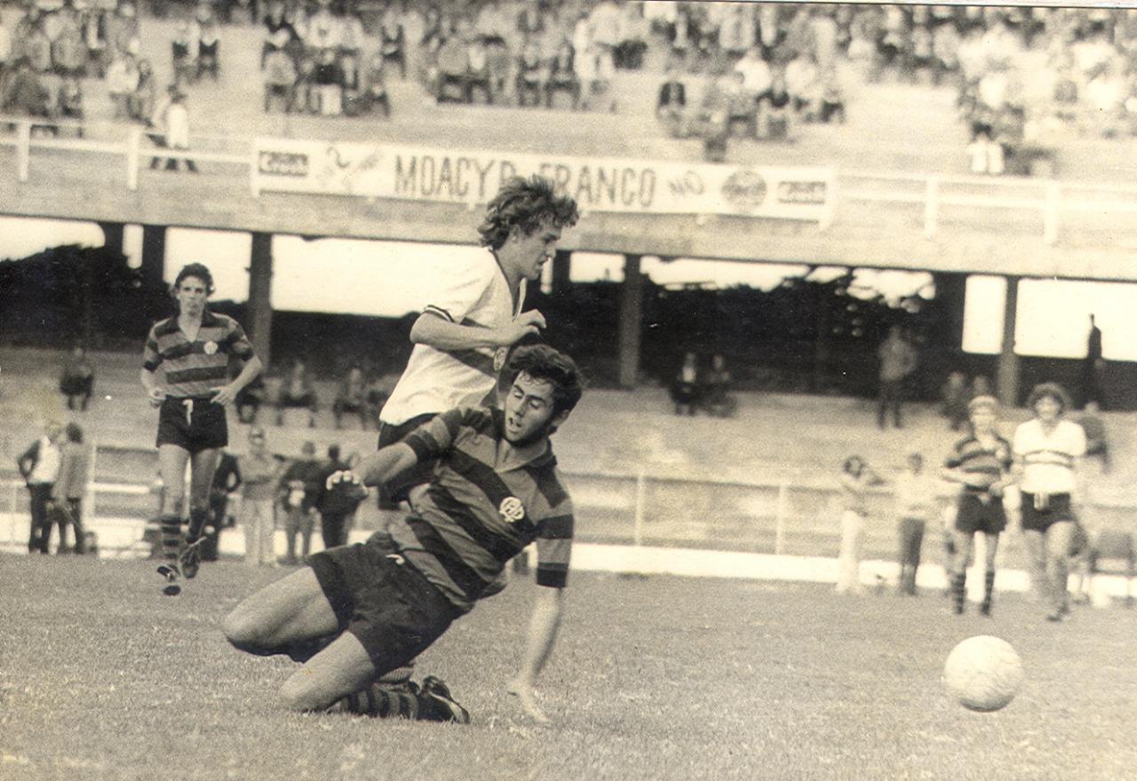 Follador jogou pelo Coritiba na década de 1970.