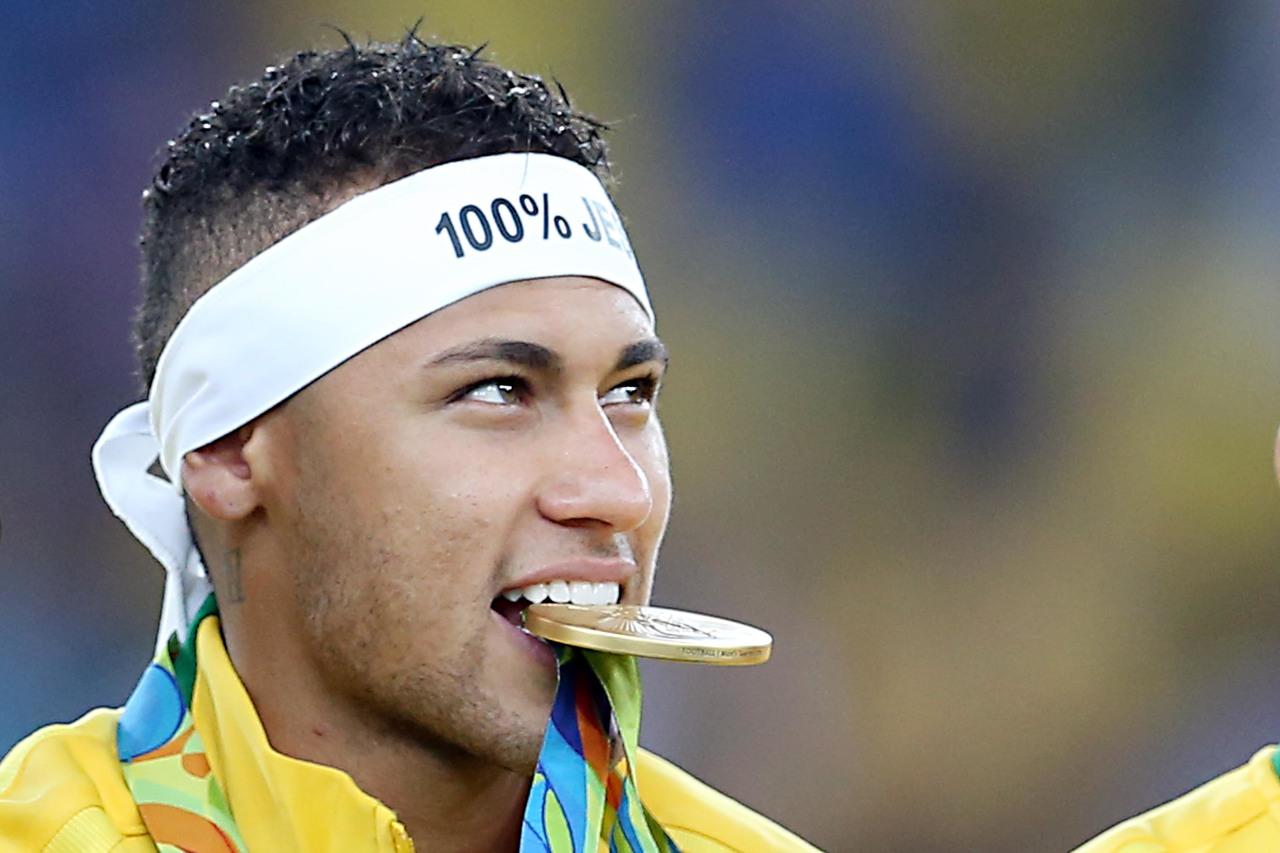Neymar comemora medalha de ouro conquistada no Maracanã.