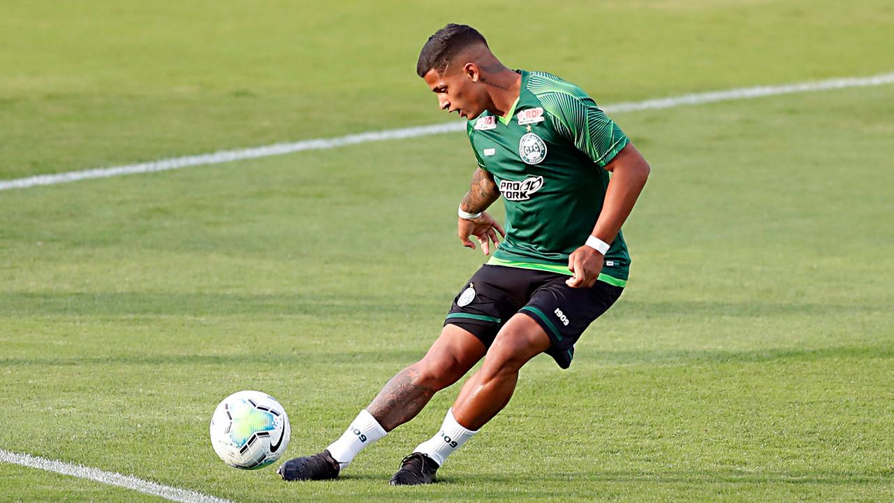 Mailton retorna à lateral-direita do Coritiba contra o Goiás.