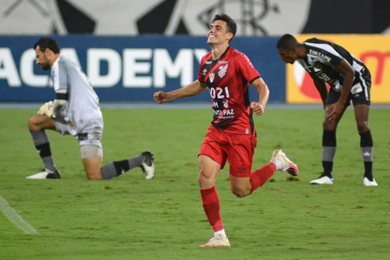 Cittadini celebra segundo gol do Athletico contra o Botafogo