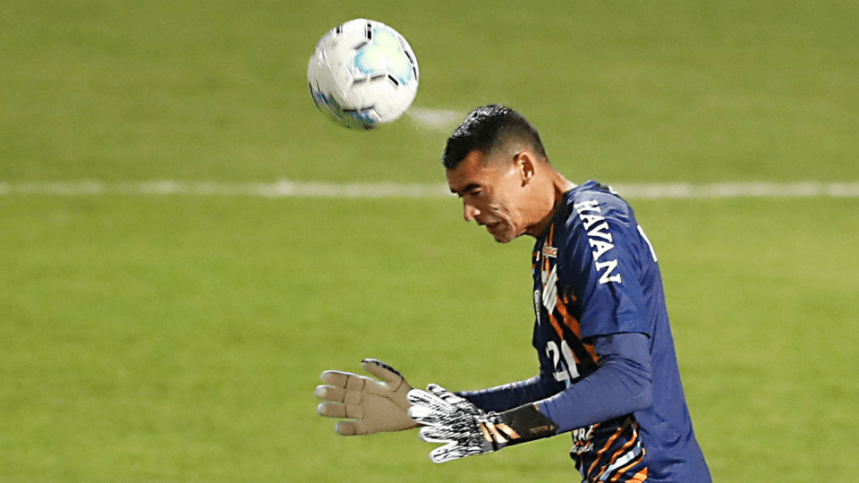 Goleiro Santos cabeceia bola durante o último Atletiba. Foto: Albari Rosa/Foto Digital/UmDois