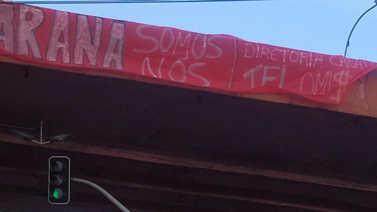Faixa de protesto contra a diretoria do Paraná e da Fúria Independente. Foto: Reprodução. 