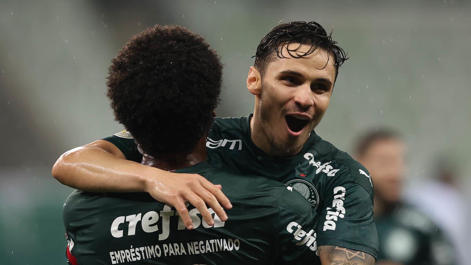 Raphael Veiga comemora gol no clássico.