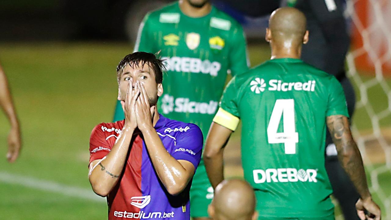 Tricolor foi apático em campo no duelo contra o Cuiabá.