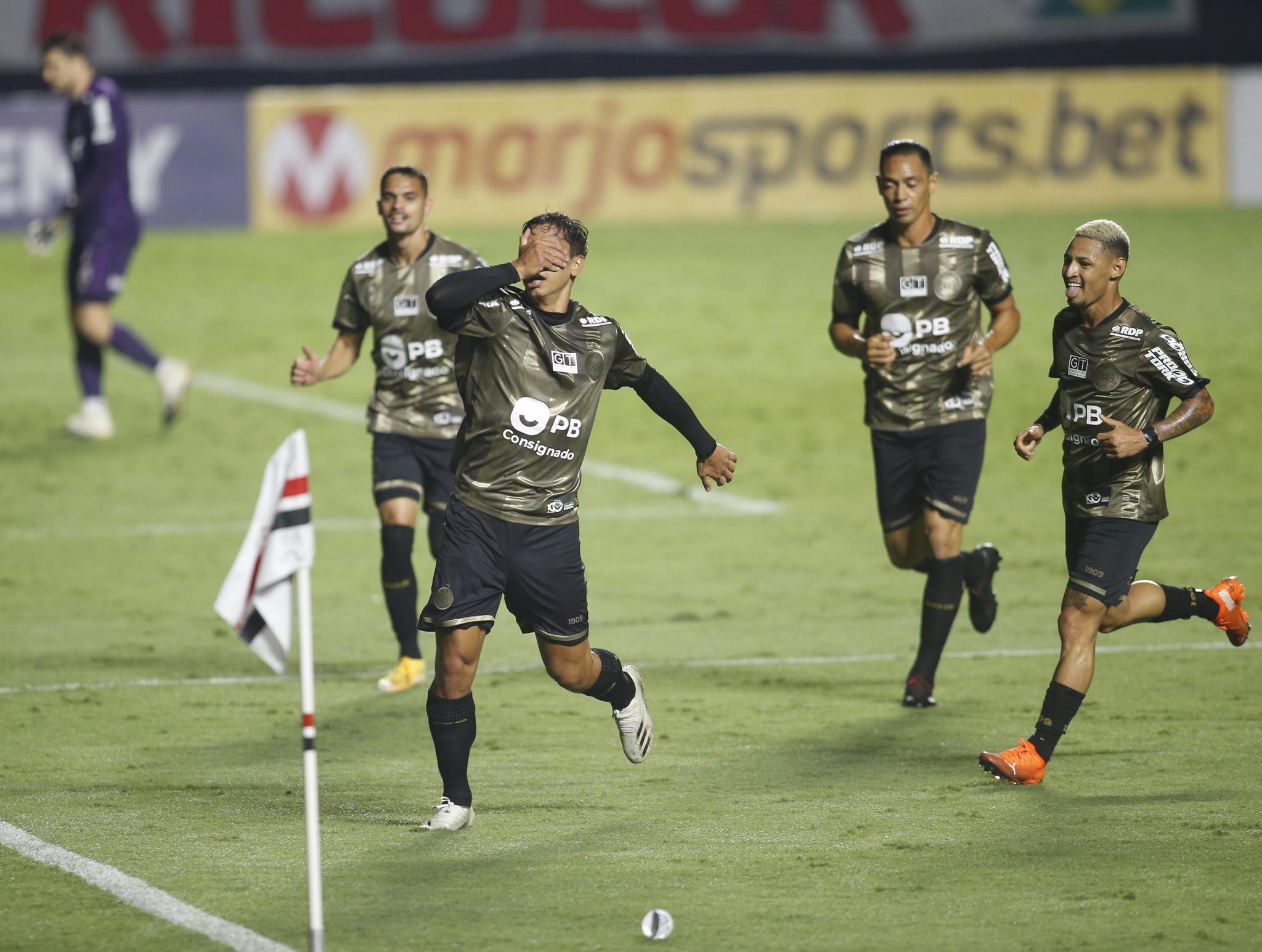 Sarrafiore comemora gol contra o São Paulo, seu primeiro pelo Coritiba