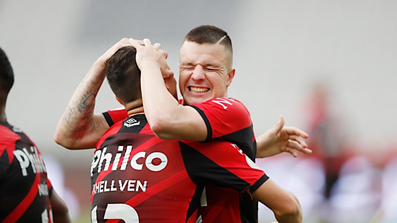 Kayzer comemora com Khellven o gol da vitória do Athletico sobre o Flamengo