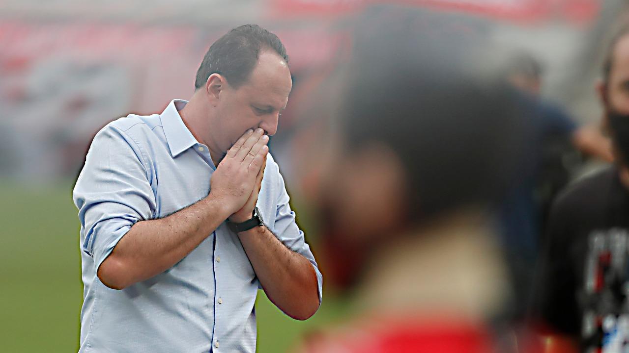 Rogério Ceni lamenta durante derrota do Flamengo para o Athletico