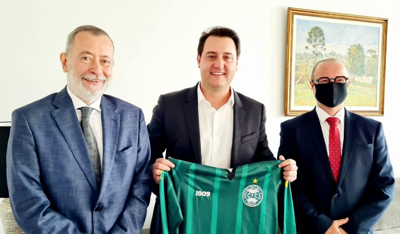 Dirigentes do Coritiba entregaram camisa do clube ao governador, Ratinho Júnior
