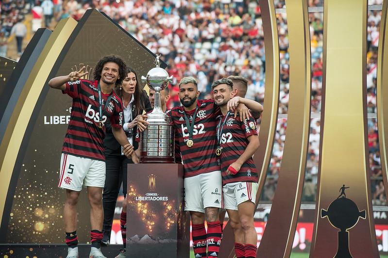 No Maracanã, Brasil levanta sua 20ª taça da Libertadores; veja quem mais venceu