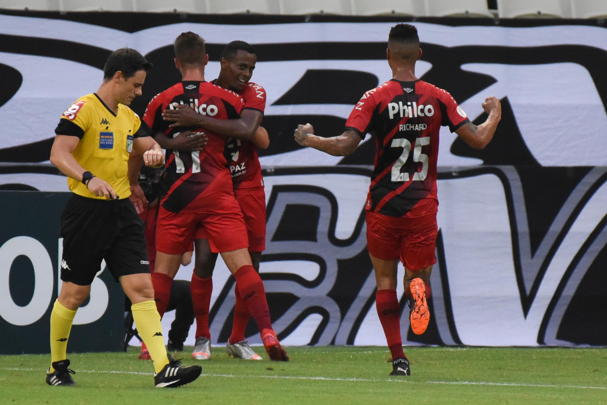 Athletico vence Ceará no Castelão.