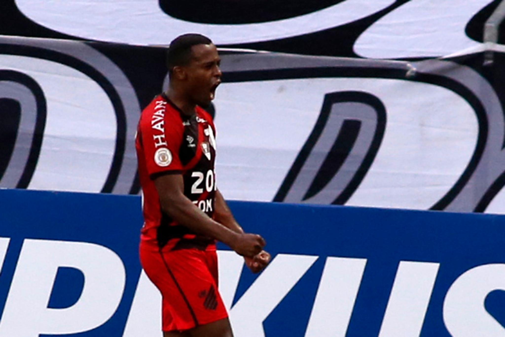 Carlos Eduardo fez dois gols pelo Athletico contra o Ceará.