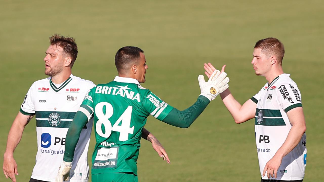 Rafinha e Wilson salvam o Coritiba e Athletico entra na disputa pela Libertadores