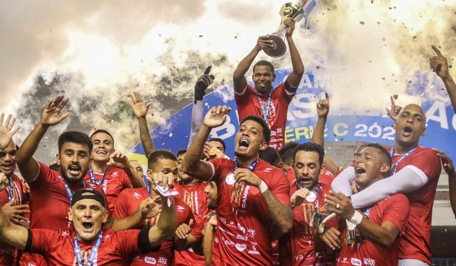 Vila Nova comemora o tricampeonato da Série C. Foto: Fernando Torres/CBF.
