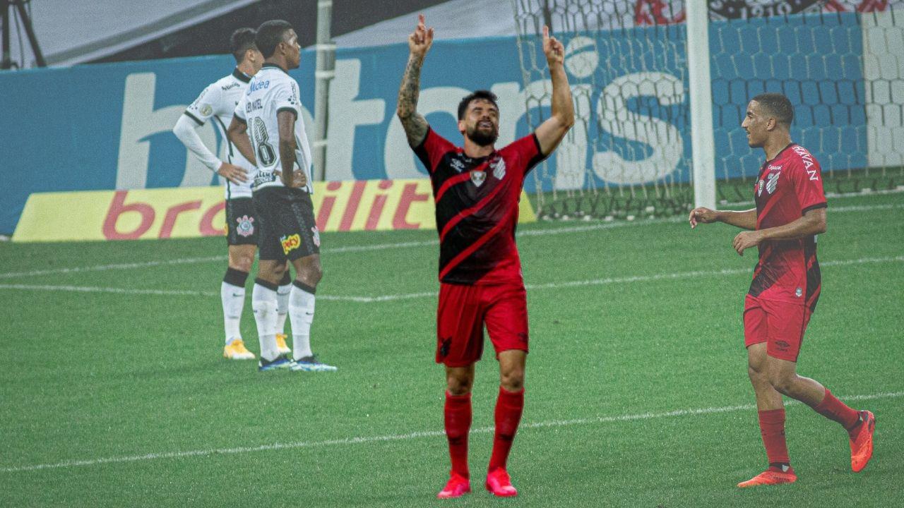 Fernando Canesin comemora gol em Itaquera.