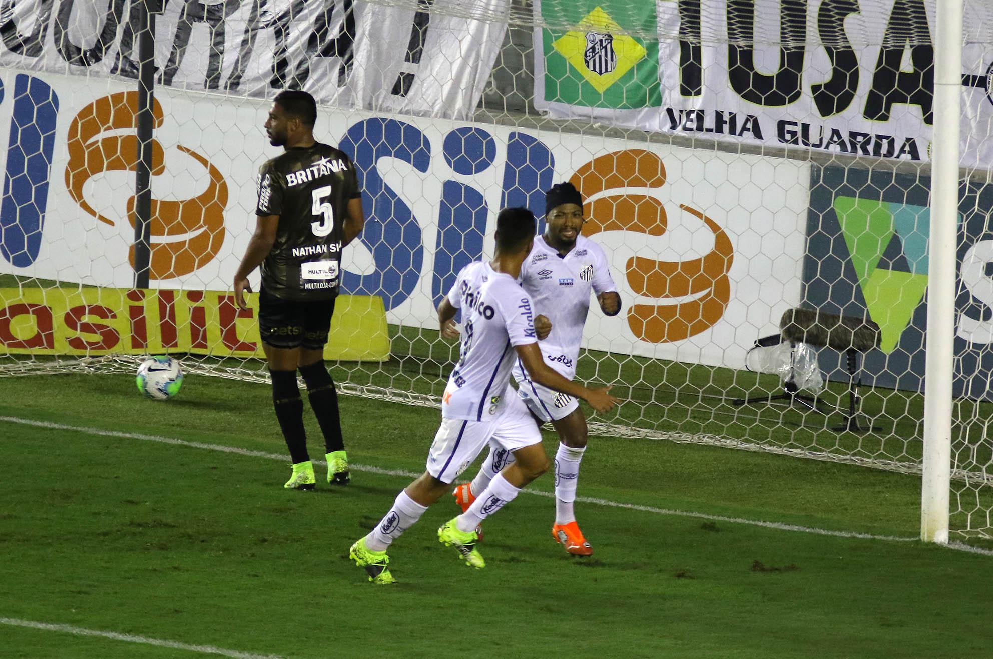 Coritiba perde para o Santos na Vila Belmiro.