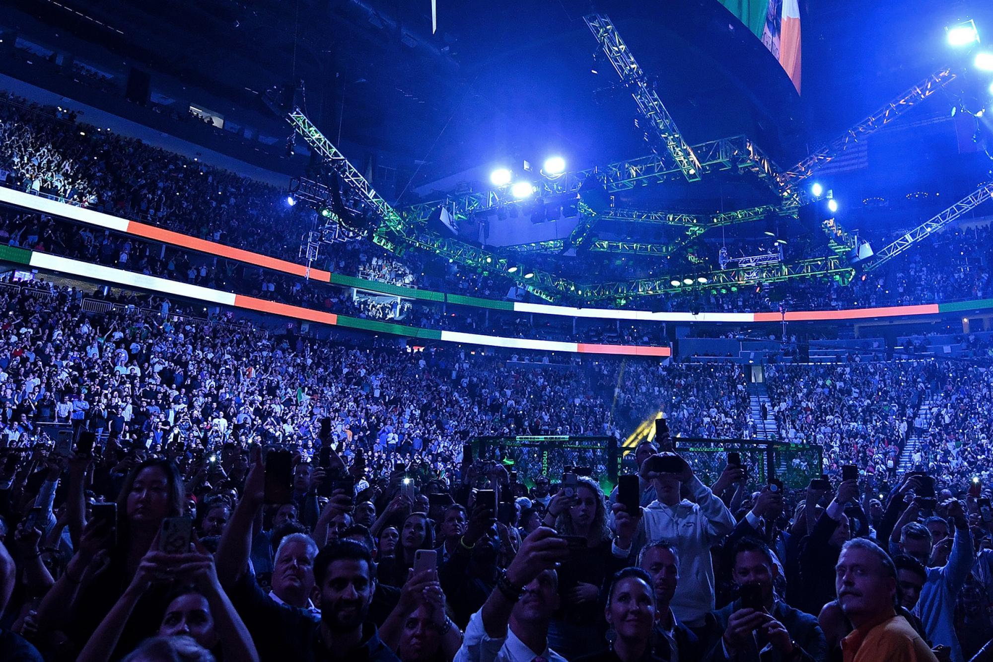 Público pode voltar aos eventos do UFC em junho.