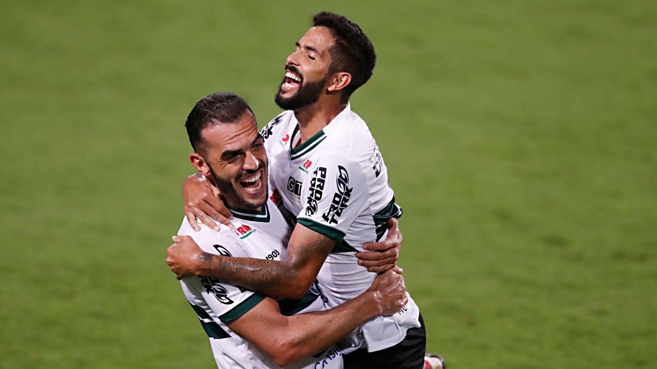Jonathan abraça Rodholfo após gol do Coritiba