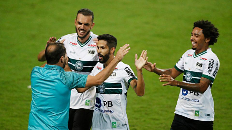 Paraguaio Gustavo Morínigo comemora gol com jogadores do Coritiba