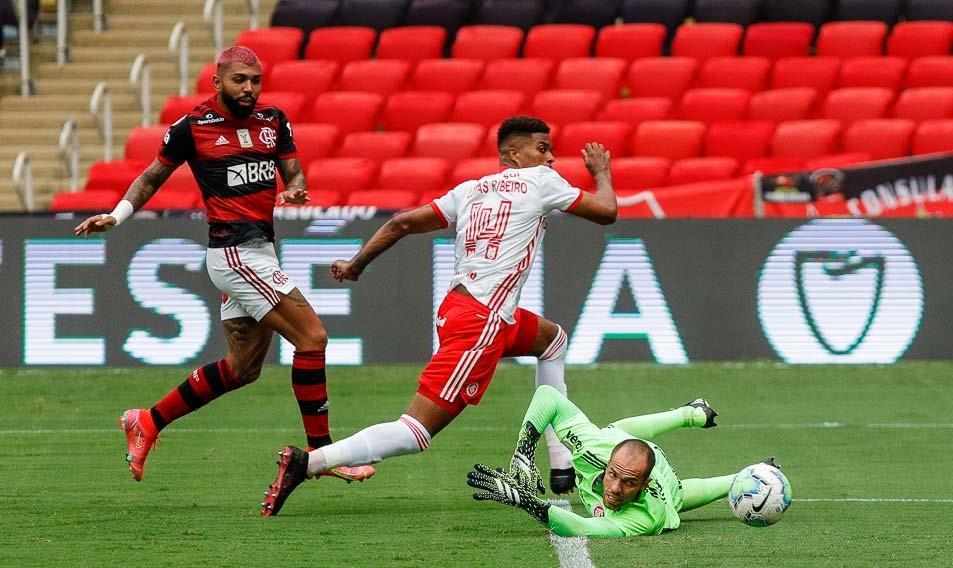 Gabriel marca para o Flamengo contra o Internacional.