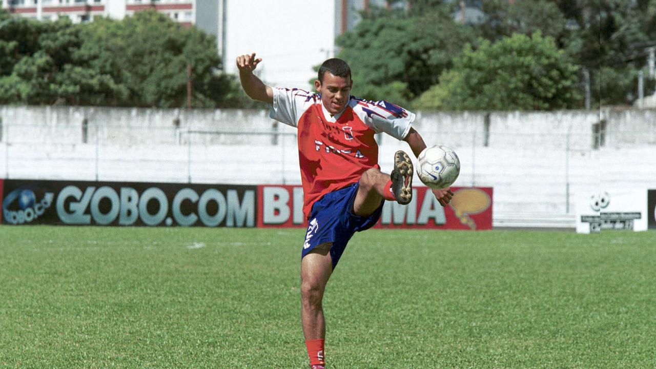 Hilton em treino pelo Paraná na temporada de 2000. Foto: Valterci Santos/Arquivo/Gazeta do Povo. 