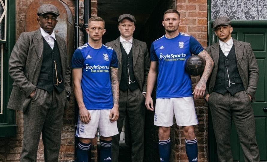   Peça publicitária do Birmingham City Football Club para o lançamento de uniformes da temporada 2019/2020.  