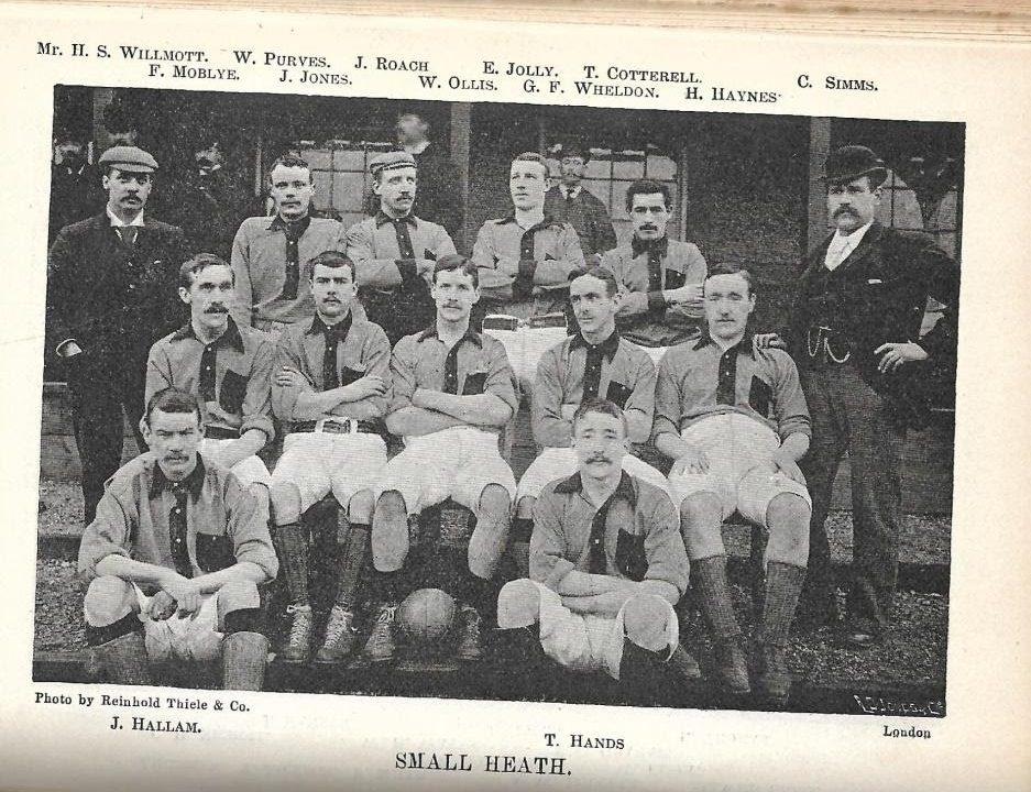  Time do Small Heath FC Limited em 1896, quando Thomas Shelby era uma criança mentalmente sadia de apenas 6 aninhos.  