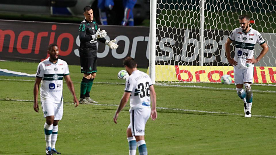 Defesa do Coritiba só passou intacta em nove partidas. Foto: Albari Rosa/Foto Digital/UmDois Esportes