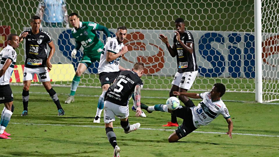 Derrota de virada para o lanterna Botafogo pesou na campanha do Coritiba. Foto: Albari Rosa/Foto Digital/UmDois Esportes