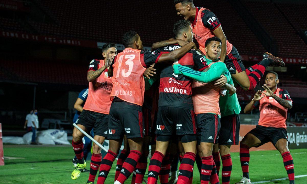 Jogadores do Flamengo comemoram o título do Brasileirão, apesar da derrota no Morumbi.