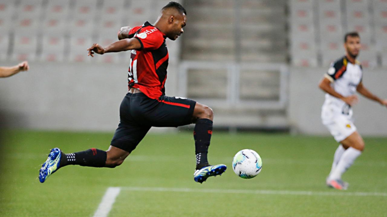 Nikão anota gol contra o Sport: fim da campanha do Athletico no Brasileirão