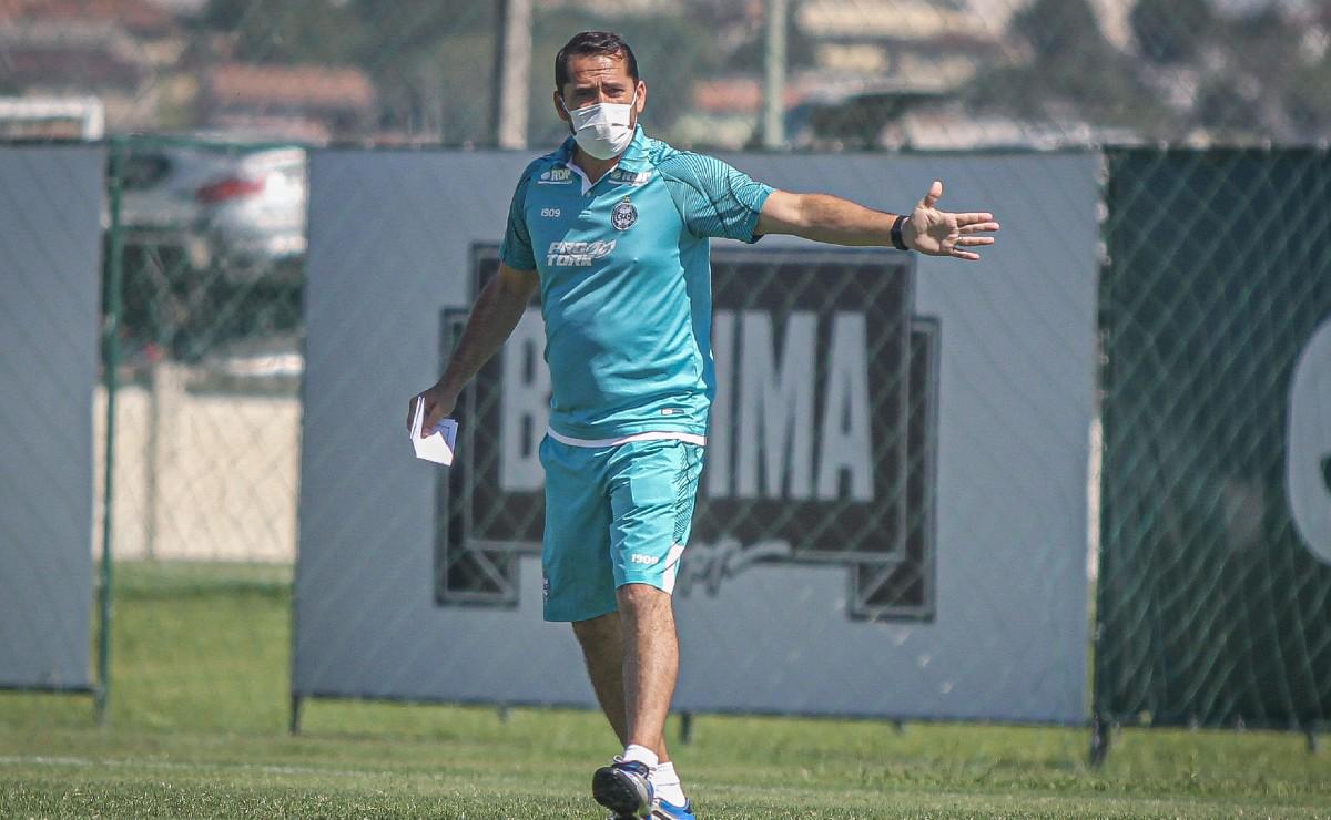 Técnico Gustavo Morínigo terá pouco tempo para treinar o time até meados de abril.