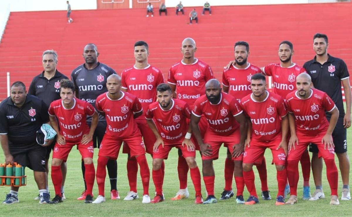 Elenco do União Rondonópolis tem jogadores conhecidos, como o goleiro Neneca e o meia Maycon Canário (último agachado da esquerda para a direita), ex-Athletico e Paraná.