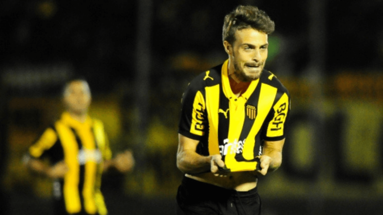 Maxi em ação no Peñarol: uma carreira promissora, atrapalhada pelas lesões