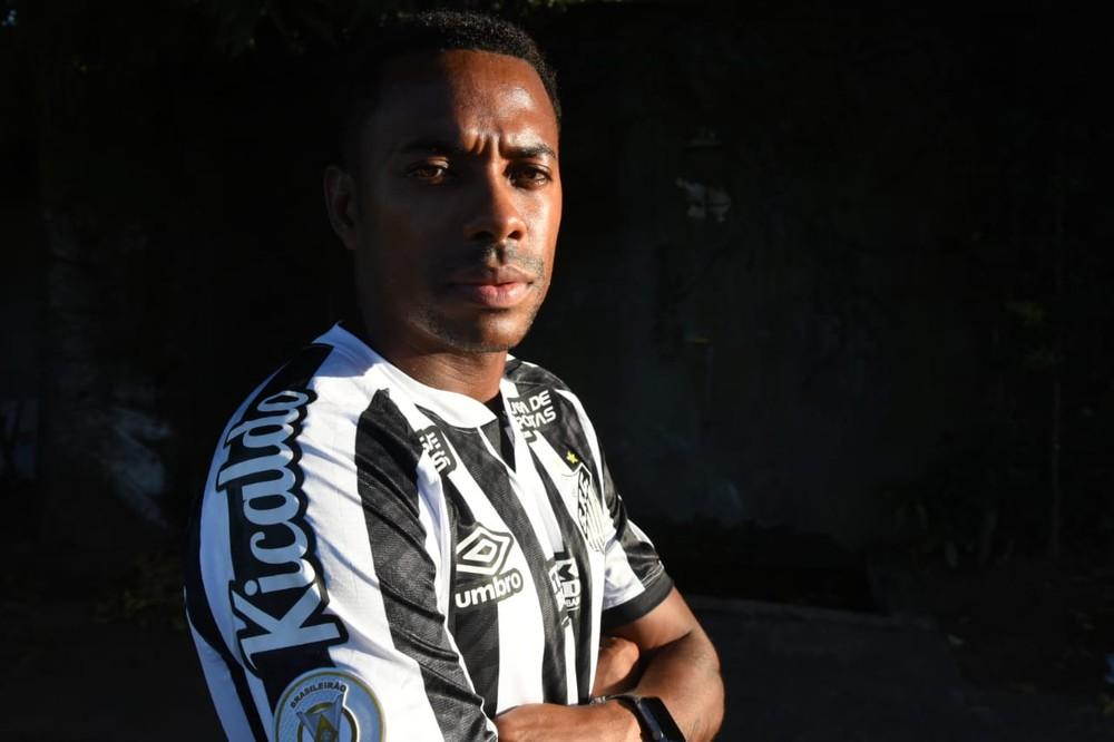 Robinho assinou contrato com o Santos no ano passado, mas repercussão do caso de estupro fez o clube desistir do acordo.