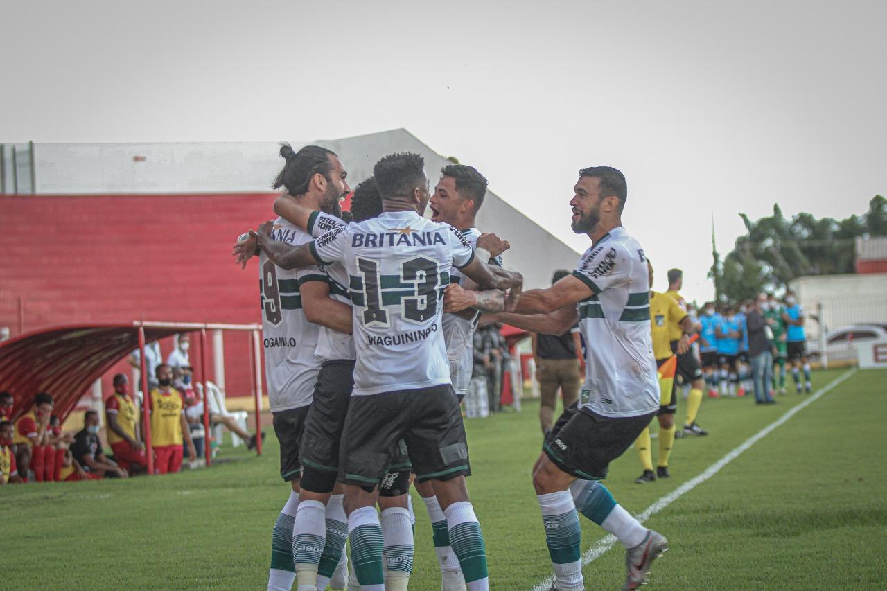 Jogadores comemoram com Léo Gamalho o gol da vitória do Coritiba sobre o União Rondonópolis