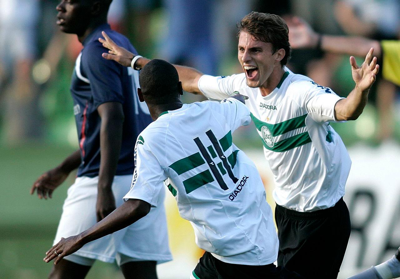 Henrique comemora gol sobre o JMalucelli em 2006. Foto: Arquivo/Gazeta