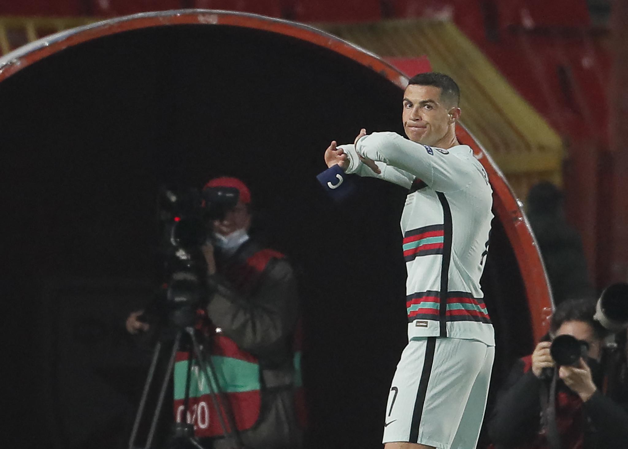 Cristiano Ronaldo se revolta após árbitro não validar gol de Portugal
